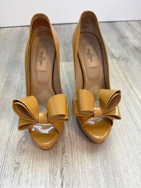 Valentino - Bow Peep-Toe Pumps in Camel/Nude Patent - size 37